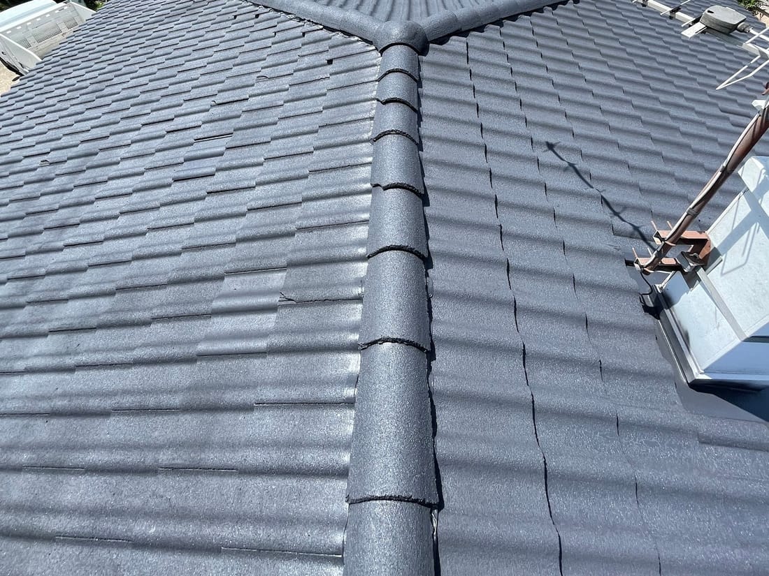 La même toiture après démoussage complet et mise en couleur anthracite