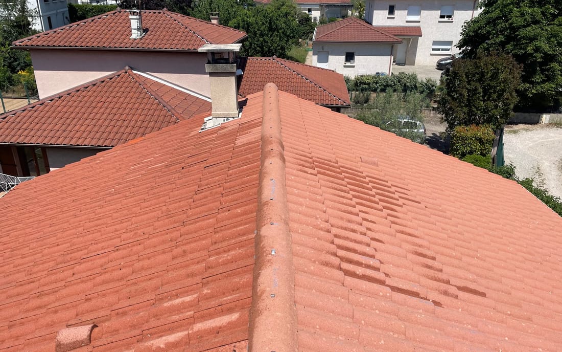 Toiture en tuiles béton remise à neuf sur un pavillon de la couronne lyonnaise