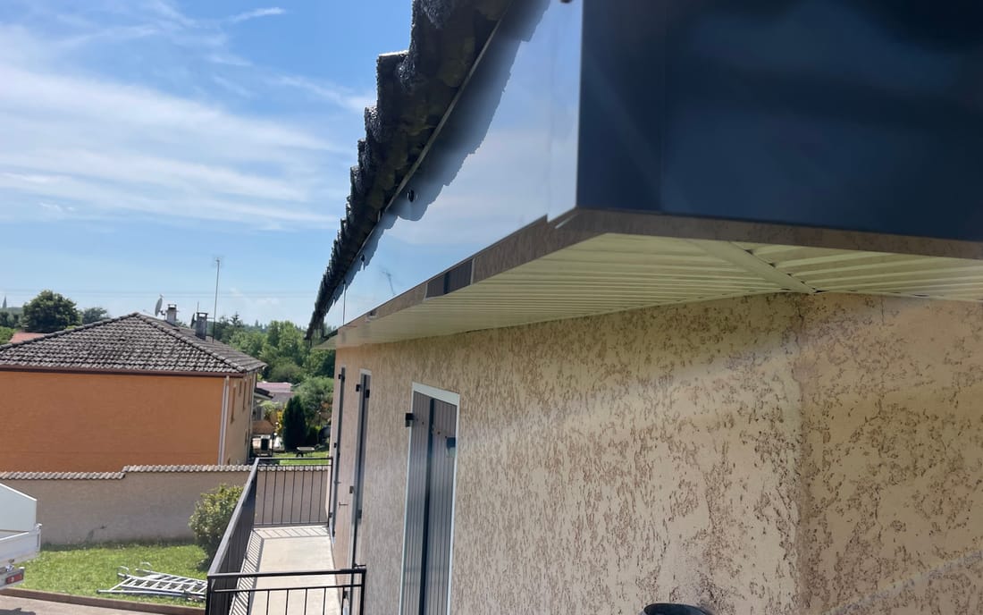 Bandeau de rive en aluminium anthracite et sous-face, posés sur une maison de l'Est lyonnais