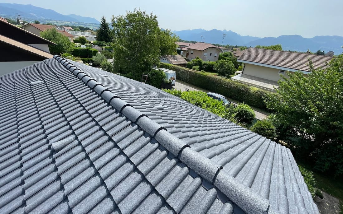 Toiture en tuiles béton après mise en couleur anthracite, vue depuis le faîtage